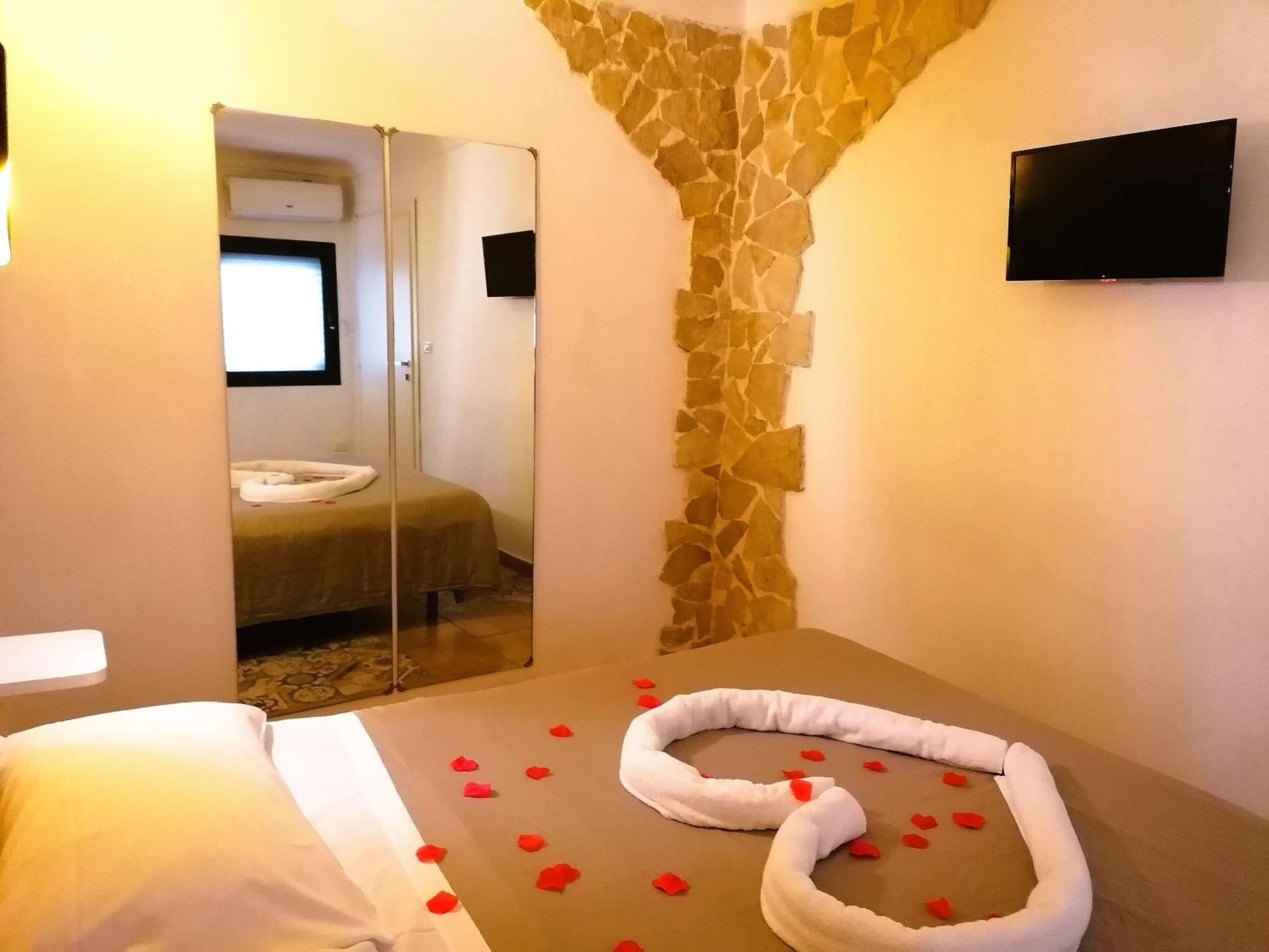 Spa Room Sicilia - Intera Casa Con Spa Privata Jacuzzi Sauna Bagno Di Vapore Ad Uso Illimitato Rosolini Eksteriør bilde